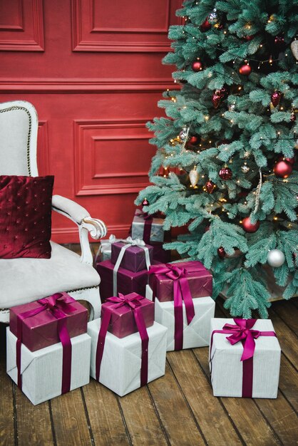 Regalos y regalos bajo el árbol de Navidad, concepto de vacaciones de invierno