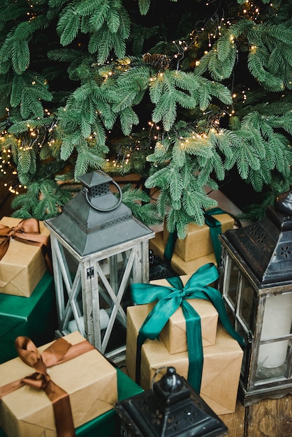 Regalos y regalos bajo el arbol de navidad