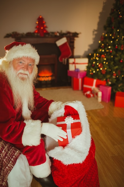 Regalos sonrientes de la media de la Navidad del padre