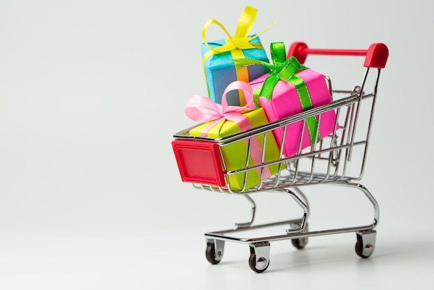 Regalos de varios colores en un carrito de compras