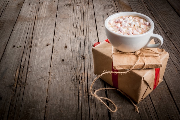 Regalos X-mass y taza de chocolate caliente