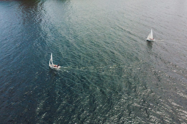 Regata de iates à vela Série de iates e navios foto de drone