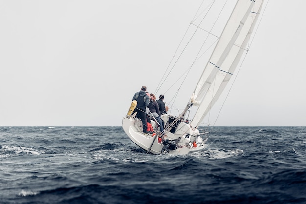 Regata de vela com tempo inclemente