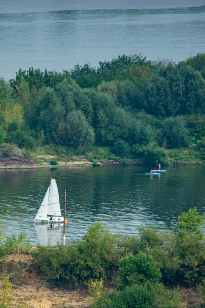 Regata infantil de vela no rio Volga