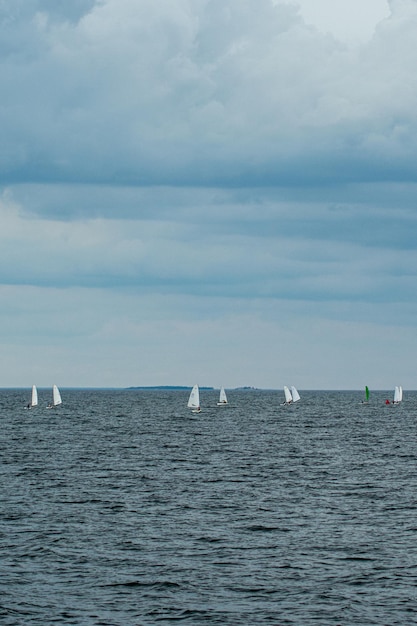 Regata infantil de vela en el río Volga