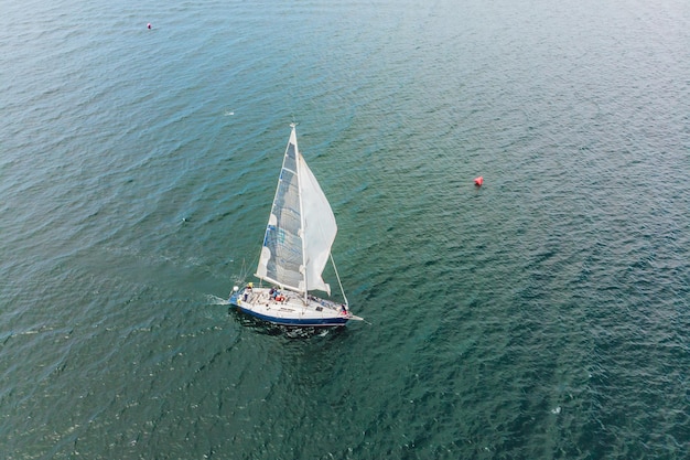 Regata de yates de vela Serie de yates y barcos foto de drone