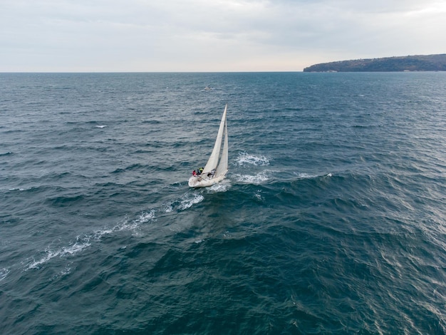 Regattarennen der Segelyachten auf Seeluftbild