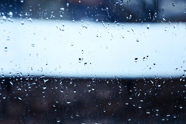 Regen fällt auf das Fensterglas