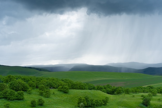 Regen fällt auf die Ebene