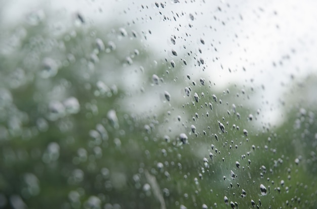 Regen fällt auf ein Autofenster