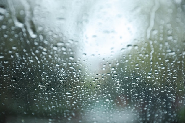 Regen fällt auf ein Autofenster