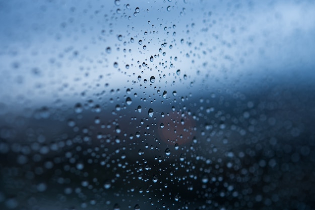 Regen fällt auf ein Fenster