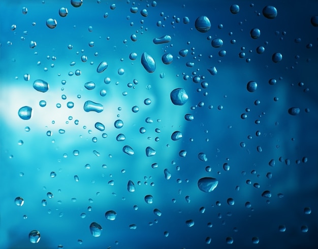 Regen fällt auf ein Fenster