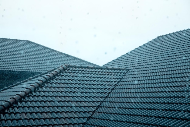 Regen fällt in Blue Tiles Roof Shot on Rainy Day Gehäuse und Architektur Wetter und Jahreszeitenwechsel