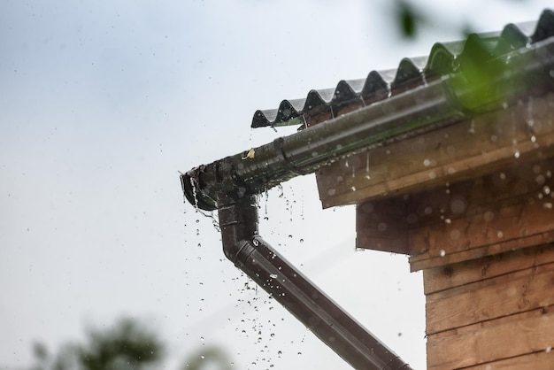 Regen fließt vom Dach Nahaufnahme Die Regenzeit