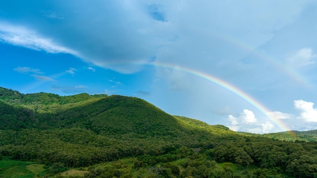 Regenbogen am Himmel in den Bergen Panorama des Fliegens in einer Natur Regenbogen im Regen Luftaufnahme des Regenbogens in den Bergen Regenbogen in den Bergen Geschwollene Wolken nach dem Regen