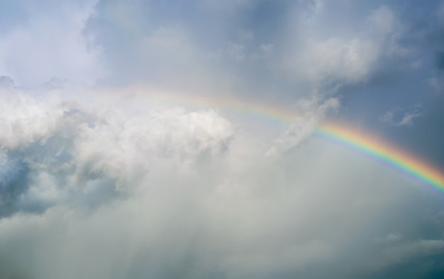 Regenbogen am regnerischen Tag des Himmels