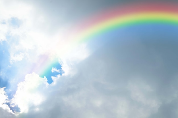 Regenbogen des natürlichen Himmels mit blauem Himmel und weißen Wolken