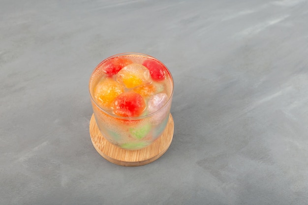 Regenbogen-Eiscocktail Erfrischendes Sommergetränk mit Fruchteis