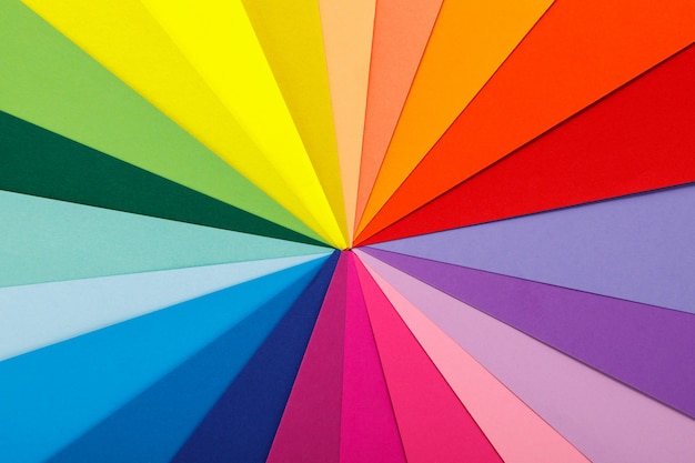 Foto regenbogen-farbpalette. blätter aus verschiedenfarbigem papier