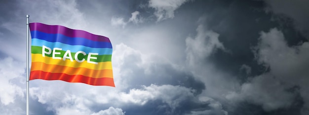 Regenbogen-Friedensflagge an einem bewölkten Himmel