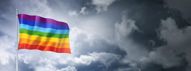 Regenbogen-Friedensflagge an einem bewölkten Himmel