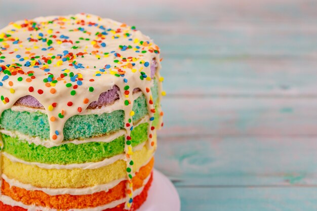 Regenbogen-Geburtstags-Biskuitkuchen mit Farbstreuseln.