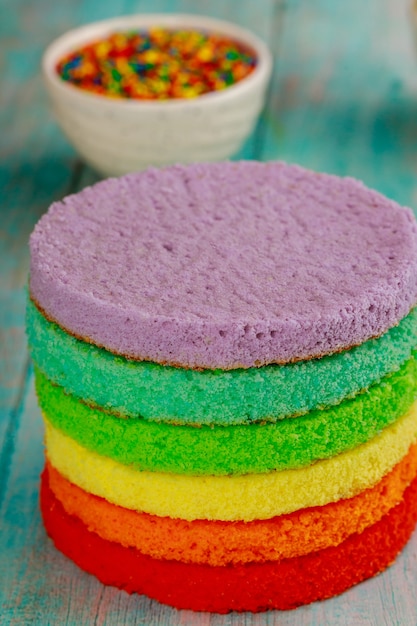 Regenbogen-Geburtstagskuchen mit Farbstreuseln hautnah.