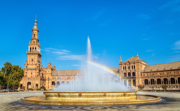 Regenbogen im Brunnen an der Plaza de Espana - Sevilla, Andalusien, Spanien