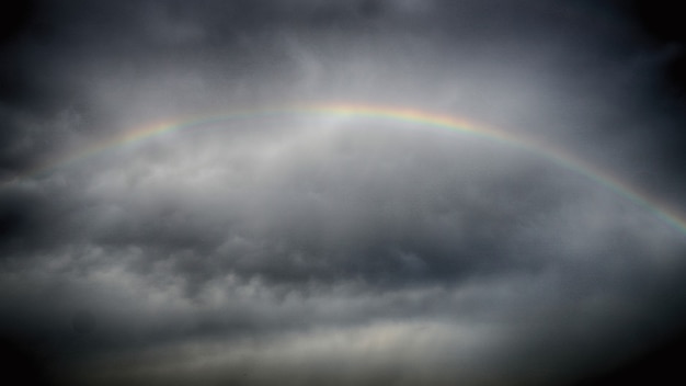 Regenbogen im dunklen Himmel HDR