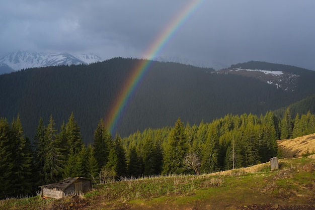 Regenbogen in den Bergen