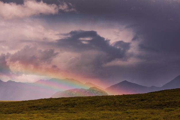 Regenbogen in den Bergen