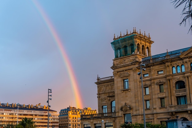 Regenbogen in der schönen Stadt San Sebastian in der Provinz Gipuzkoa im Baskenland