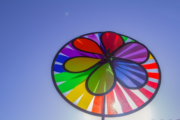 Regenbogen-LGBT-Stolz drehendes Feuerrad. Symbol für sexuelle Minderheiten, Schwule und Lesben