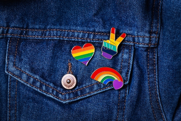 Regenbogen-lgbtq-Flaggenabzeichen gegen Denimhintergrund-Stolzmonat