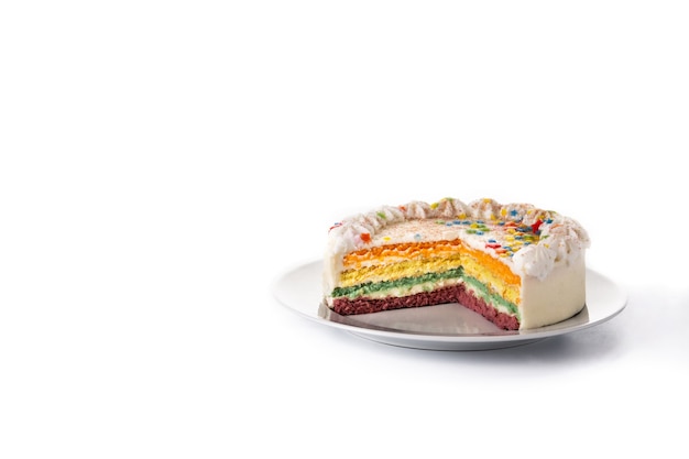 Regenbogen-Schichtkuchen isoliert auf weißem Hintergrund