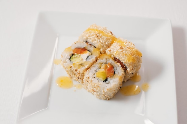 Regenbogen-Sushi-Rolle Uramaki Hosomaki und Nigiri Japanische orientalische Küche Sushi-Rollen mit Avocado