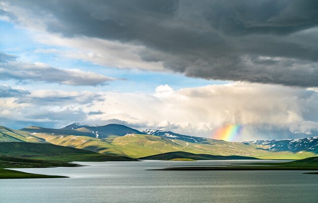 Regenbogen über dem Cat Dam Lake in der Provinz Adiyaman, Türkeiiya