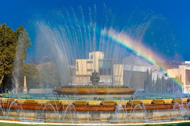 Regenbogen über dem magischen montjuic-brunnen am placa espanya in barcelona am sonnigen sommertag catalo