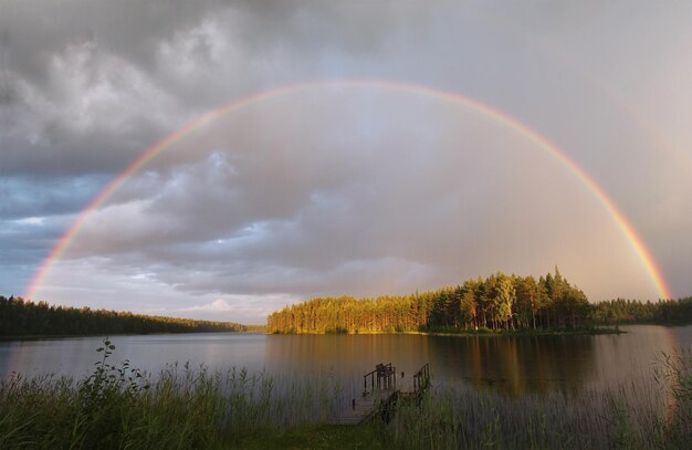 Regenbogen über dem ruhigen See