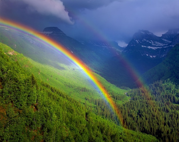 Foto regenbogen über den berg gegen den himmel