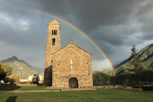 Regenbogen über der Kirche Sant Climent (Coll de Nargó)