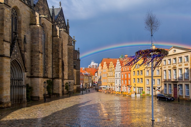 Regenbogen über der Kirche St. Marien und alten Häusern auf dem Marktplatz im historischen Zentrum