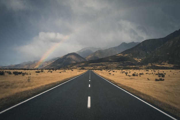 Foto regenbogen über einer landstraße