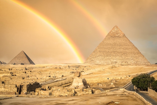 Regenbogen über Peramiden und Sphinx in Gizeh, Ägypten