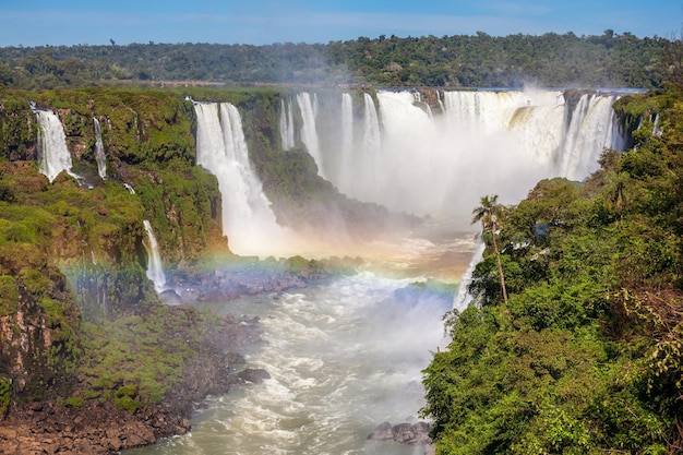 Regenbogen- und Iguazu-Wasserfälle. Die Iguazu-Wasserfälle sind Wasserfälle des Iguazu-Flusses an der Grenze zwischen Argentinien und Brasilien.