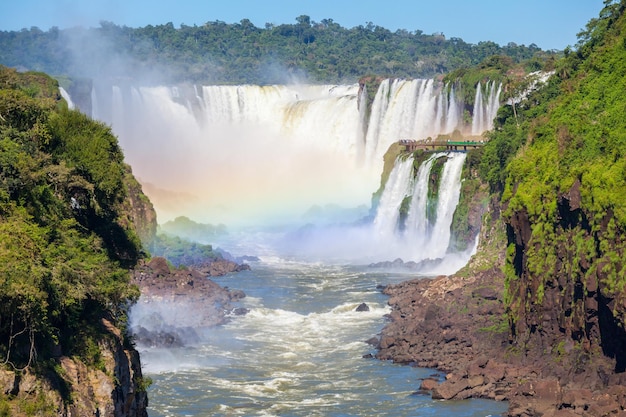 Regenbogen- und Iguazu-Wasserfälle. Die Iguazu-Wasserfälle sind Wasserfälle des Iguazu-Flusses an der Grenze zwischen Argentinien und Brasilien.