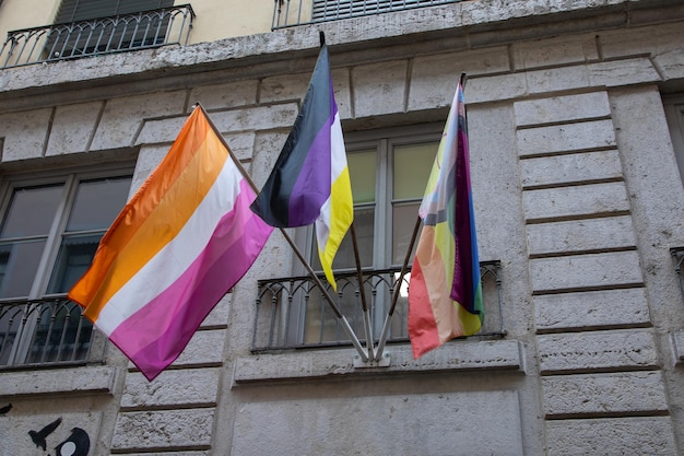 Regenbogenfahne an der Fassade, die im Wind schwebt LGBTQ-Stolz