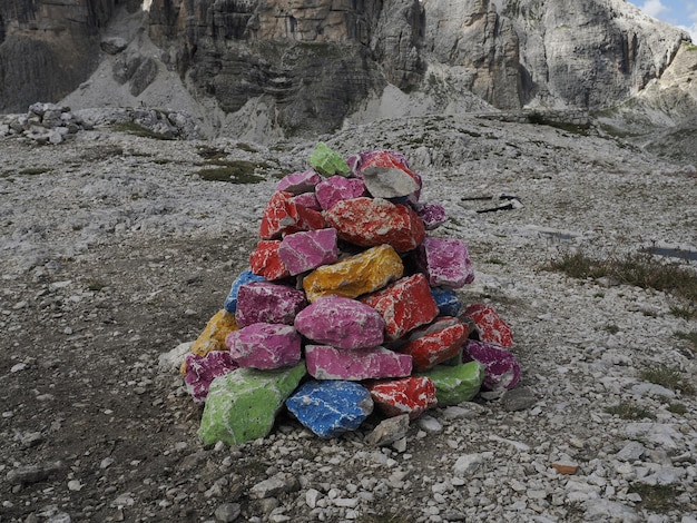 Regenbogenfahne bemalte Felsen im Berg