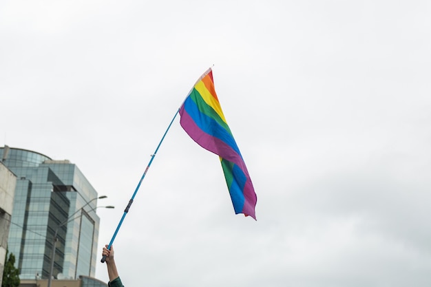 Regenbogenfahne in der Pride Parade in Kiew, Ukraine. Konzept LGBTQ.